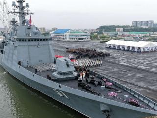 金正恩参观武器装备展览会 登上“崔贤”号驱逐舰