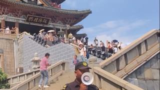太阳下与游客互动，滕王阁景区一保安火了 本人回应：还在读书，假期兼职