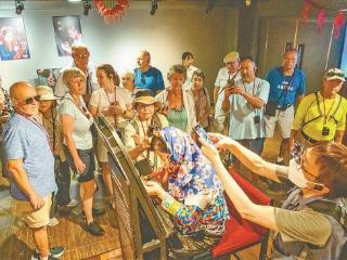 猜灯谜做香囊玩博饼 市民游客感受非遗“趣”体验