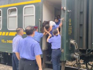 列车上突发紧急情况，列车、车站联动救助晕倒旅客