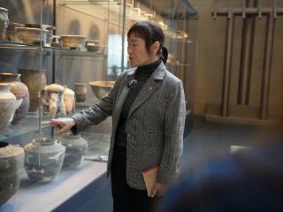 文明中国看河南｜从农民到考古技师，她带着孩子在二里头遗址“上大学”