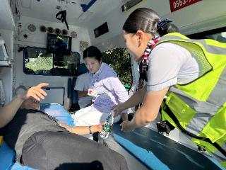 司机突发疾病 收费站紧急开辟“生命通道”