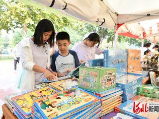 记者走基层丨保定市军校广场：逛“地坛书市” 淘心仪图书