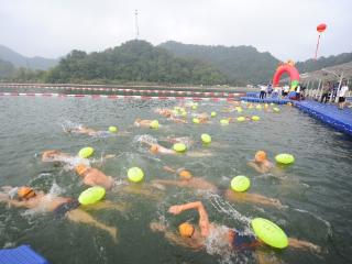 宁国：600多名游泳健儿逐浪青龙湾