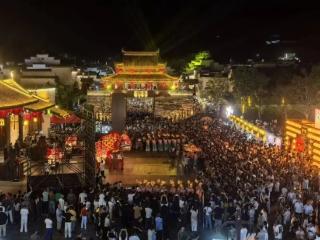 中秋国庆期间，徽州古城、宏村、长源、河街等持续火爆