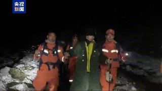 西藏定日县嘎玛沟最后一批徒步游客安全抵达曲当镇