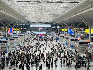 国铁集团郑州局国庆中秋假期8天发送660万人次 单日客流超百万