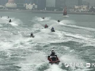 最小的才13岁！20名“摩托艇骑士”骑行青岛最美海岸线