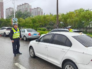 聊城市东昌府区交通管理大队：雨中执勤守护平安