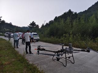 无人机空投物资 潜山市天柱山镇成功营救出两名被困青年