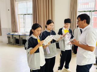 保障金融权益，助力美好生活——贵州银行从江支行深入开展“金融知识进校园”活动