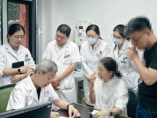 10月11日，中国医学科学院皮肤病医院孙建方教授至济南会诊
