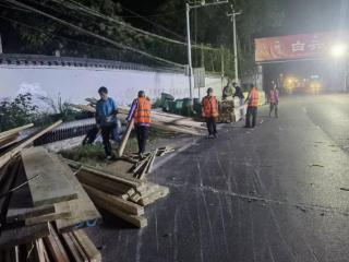 德兴公路中心快速处置路面散落木材保障公路安全畅通