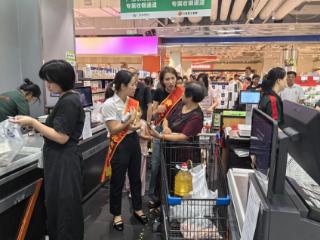 广信农商银行开展“国庆假期百福好礼享不停”宣传活动