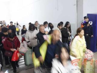 “双节”返程高峰 西安铁警护航出行平安