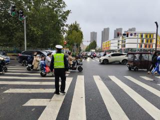 百日集中整治|菏泽交警直属一大队"护学岗"暖心守护上学路
