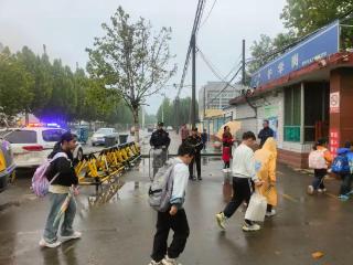 国庆长假归来，邹平公安全力护航返校日