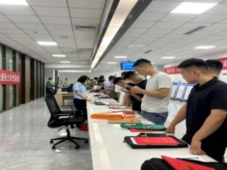 邮储银行为退役军人集中办理银行卡，传递尊崇与关怀