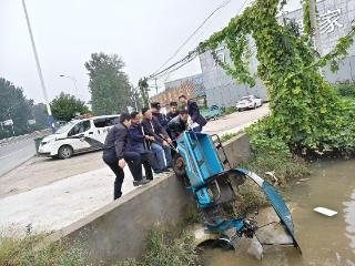 【节日我在岗】 巨野民警紧急救援 倾力打捞落水车获赞誉