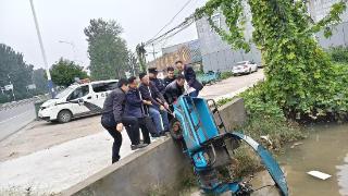 【节日我在岗】 巨野民警紧急救援 倾力打捞落水车获赞誉