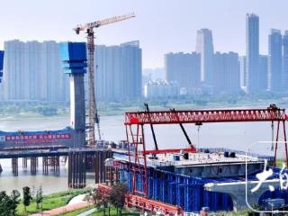 蚌埠延安路大桥及接线工程 主桥首节钢箱梁架设成功