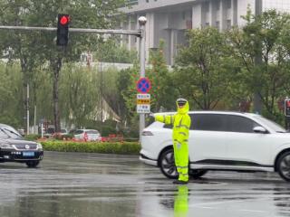 雨中的“荧光绿”：廊坊交警坚守一线护民安