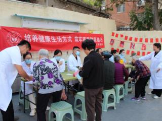 义诊进宿舍 温情护健康——五中教工宿舍健康服务活动暖人心