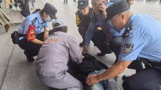 淄博站：旅客突发癫痫 多方合力救助转危为安