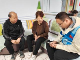 济南市莱芜区凤城街道芳馨园社区：网格员“上门办” 养老认证“零距离”