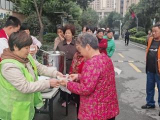 济宁太白湖新区许庄街道碧桂园天绘小区开展“暖心早餐”派送活动