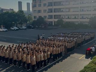 上饶市广丰区康桥中学2025级新生军训开营