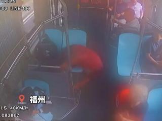 紧急！福州男子突发晕厥！司机5分钟将公交车开到急诊门口