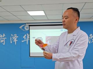菏泽华厦眼科举办老年眼病讲座，菅东利院长详解屈光性白内障诊疗
