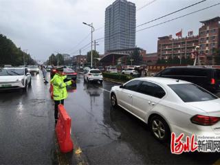石家庄高新交警“双节”返程日守护学子平安返校