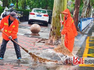石家庄市新华区：环卫工人雨中坚守 筑牢城市洁净畅通防线