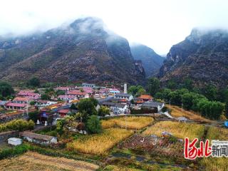 张家口怀来：雨后山村美如画