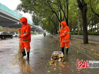石家庄市裕华区：环卫工人雨中坚守 保障道路洁净畅通