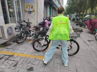 南苑街道凤翔社区开展非机动车规范停放专项整治行动
