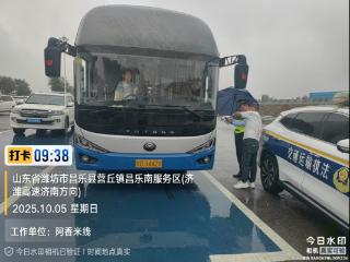 双节护航显担当 交通执法守平安