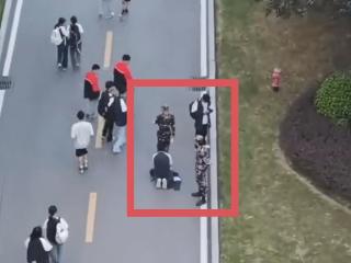 重庆一职业学校老师逼迫学生下跪？校方：学生纠察队查到充电宝，被查学生情绪激动