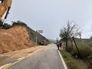 莱州公路中心速清S217朱诸线山体滑坡，恢复国省道畅通