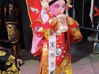 安徽阜阳三岁半“奶瓶小演员”走红 师傅：她学戏曲四个多月，有天赋