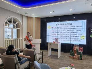 巧手扎染庆佳节，金融守护暖人心：工行贵阳中华路支行举办双节主题客户体验活动