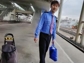 旅客致信寻 “好心人”，蚌埠火车站客运员张纪伟：助人是日常小事