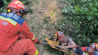 三明尤溪：老人被困山崖 消防紧急救援
