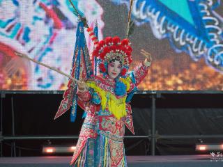 武汉一高校将传统戏曲搬上迎新晚会