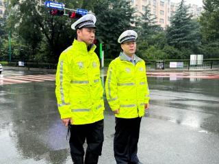 “雨”你同行，邹平交警守护持续在线