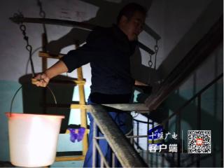 竹山县塘湾村：现役军人主动挑水，暖心帮解独居老人断水忧
