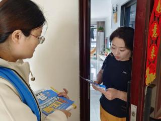 任城区南苑街道孝养城社区开展“敲门问暖”志愿服务活动