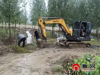 德州天衢新区赵虎镇马庄村：党员带头挖沟 排积水安民心